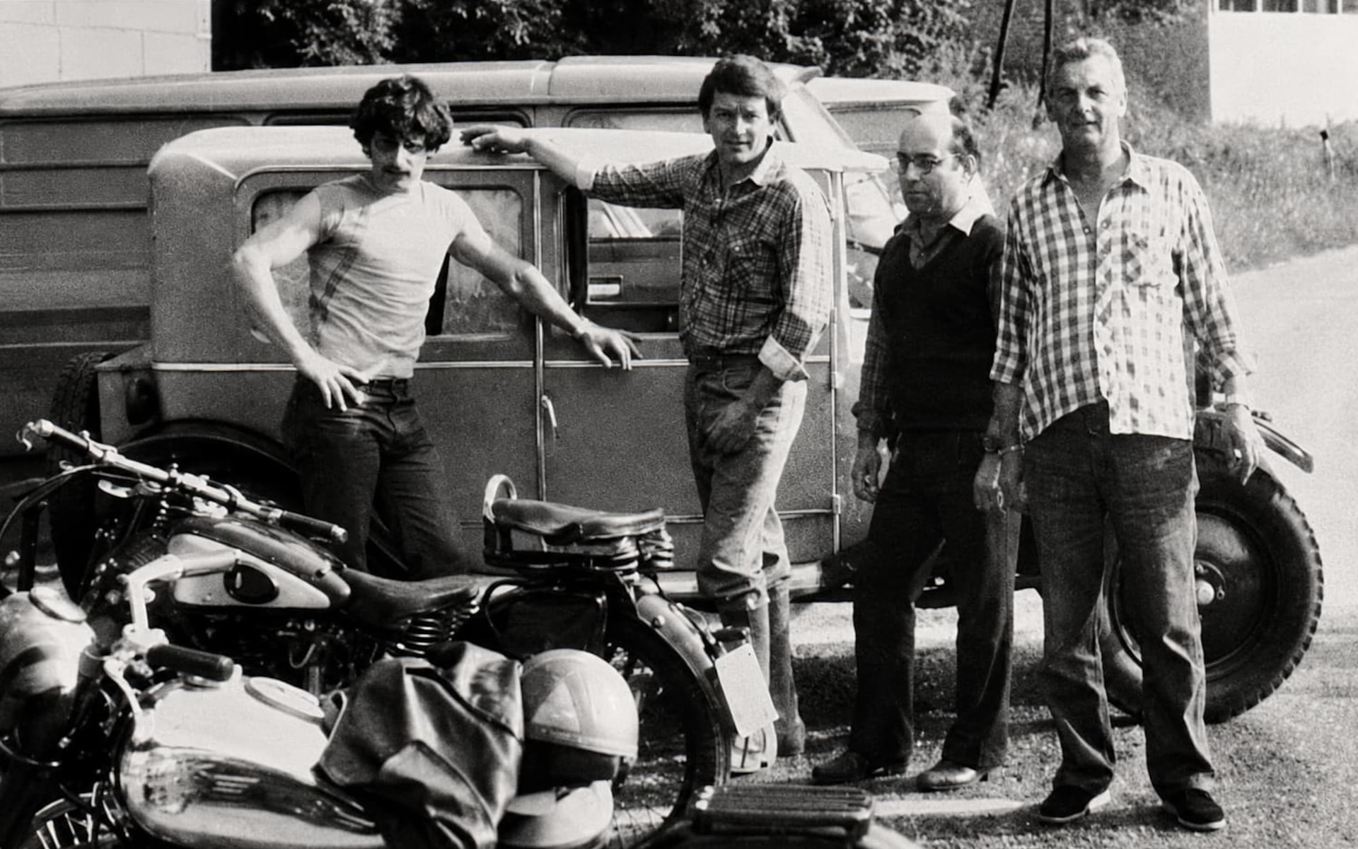 Historická fotografia členov klubu pri veteránskych automobiloch a motocykloch.